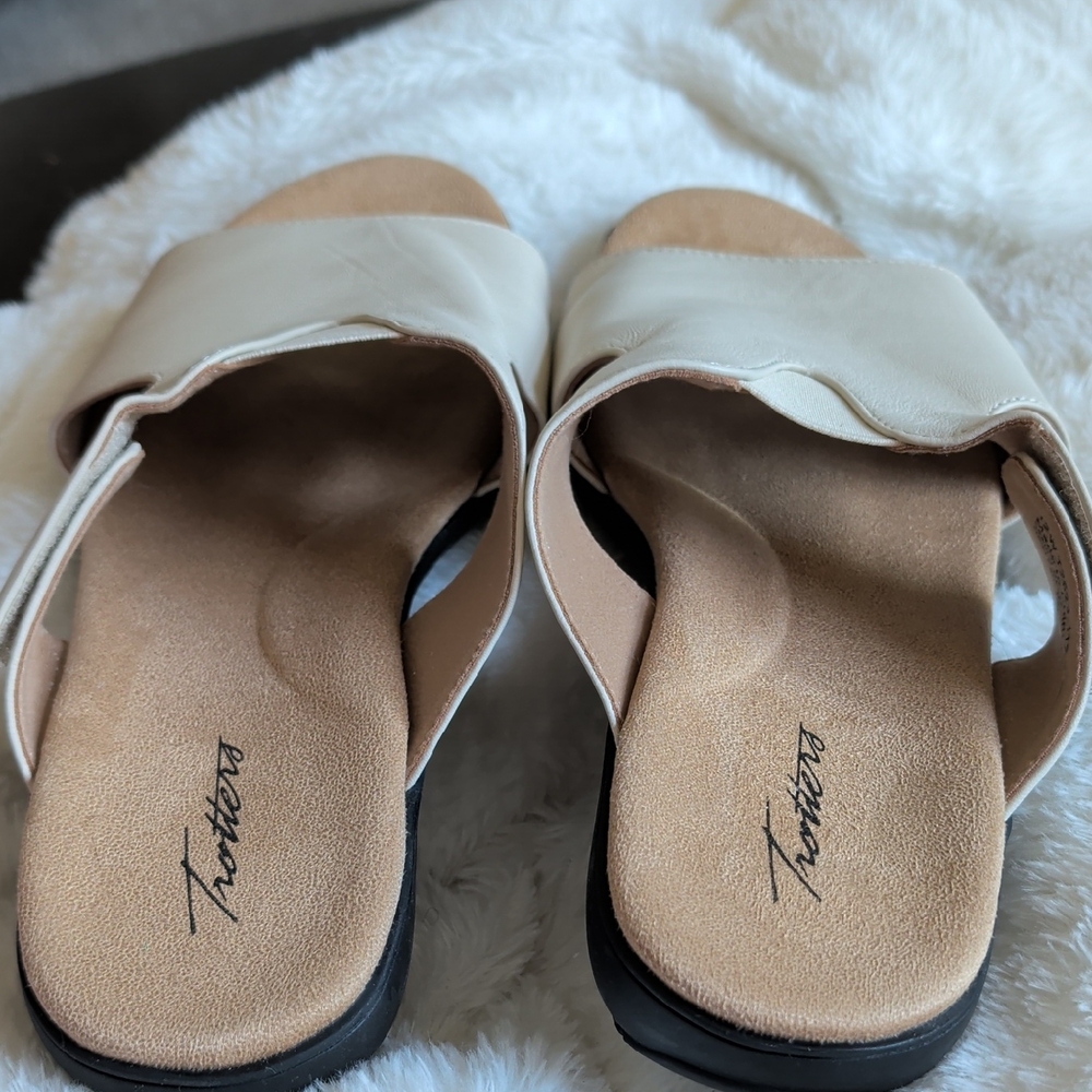 Trotters Women's Nude Leather Slide Sandals